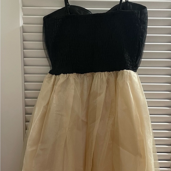 Formal Cocktail Short Black and Cream Dress. - Picture 3 of 5